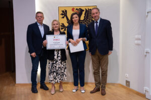 Podpisanie umów w ramach aktywnego sołectwa pomorskiego 2026. na zdjęciu marszałek struk, przewodniczący sejmiku jan kleinszmidt oraz przedstawiciele gmin