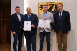 Podpisanie umów w ramach aktywnego sołectwa pomorskiego 2026. na zdjęciu marszałek struk, przewodniczący sejmiku jan kleinszmidt oraz przedstawiciele gmin