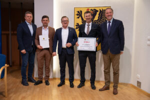 Podpisanie umów w ramach aktywnego sołectwa pomorskiego 2026. na zdjęciu marszałek struk, przewodniczący sejmiku jan kleinszmidt oraz przedstawiciele gmin