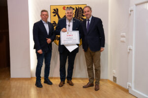 Podpisanie umów w ramach aktywnego sołectwa pomorskiego 2026. na zdjęciu marszałek struk, przewodniczący sejmiku jan kleinszmidt oraz przedstawiciele gmin