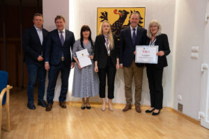 Podpisanie umów w ramach aktywnego sołectwa pomorskiego 2026. na zdjęciu marszałek struk, przewodniczący sejmiku jan kleinszmidt oraz przedstawiciele gmin
