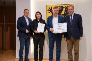 Podpisanie umów w ramach aktywnego sołectwa pomorskiego 2026. na zdjęciu marszałek struk, przewodniczący sejmiku jan kleinszmidt oraz przedstawiciele gmin