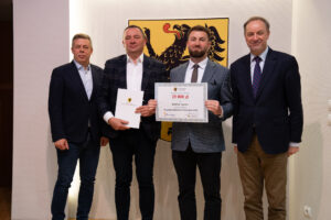 Podpisanie umów w ramach aktywnego sołectwa pomorskiego 2026. na zdjęciu marszałek struk, przewodniczący sejmiku jan kleinszmidt oraz przedstawiciele gmin