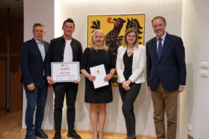 Podpisanie umów w ramach aktywnego sołectwa pomorskiego 2026. na zdjęciu marszałek struk, przewodniczący sejmiku jan kleinszmidt oraz przedstawiciele gmin
