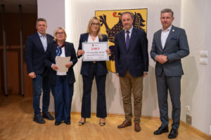 Podpisanie umów w ramach aktywnego sołectwa pomorskiego 2026. na zdjęciu marszałek struk, przewodniczący sejmiku jan kleinszmidt oraz przedstawiciele gmin