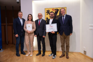 Podpisanie umów w ramach aktywnego sołectwa pomorskiego 2026. na zdjęciu marszałek struk, przewodniczący sejmiku jan kleinszmidt oraz przedstawiciele gmin