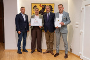 Podpisanie umów w ramach aktywnego sołectwa pomorskiego 2026. na zdjęciu marszałek struk, przewodniczący sejmiku jan kleinszmidt oraz przedstawiciele gmin