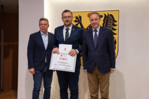 Podpisanie umów w ramach aktywnego sołectwa pomorskiego 2026. na zdjęciu marszałek struk, przewodniczący sejmiku jan kleinszmidt oraz przedstawiciele gmin