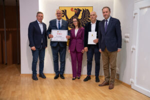 Podpisanie umów w ramach aktywnego sołectwa pomorskiego 2026. na zdjęciu marszałek struk, przewodniczący sejmiku jan kleinszmidt oraz przedstawiciele gmin