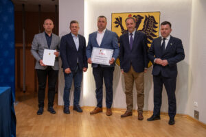 Podpisanie umów w ramach aktywnego sołectwa pomorskiego 2026. na zdjęciu marszałek struk, przewodniczący sejmiku jan kleinszmidt oraz przedstawiciele gmin
