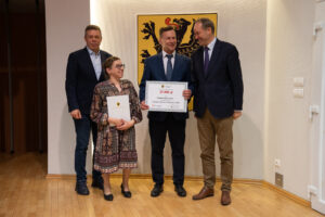 Podpisanie umów w ramach aktywnego sołectwa pomorskiego 2026. na zdjęciu marszałek struk, przewodniczący sejmiku jan kleinszmidt oraz przedstawiciele gmin