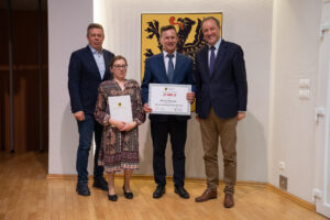Podpisanie umów w ramach aktywnego sołectwa pomorskiego 2026. na zdjęciu marszałek struk, przewodniczący sejmiku jan kleinszmidt oraz przedstawiciele gmin