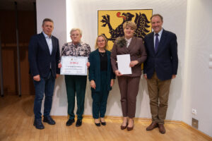 Podpisanie umów w ramach aktywnego sołectwa pomorskiego 2026. na zdjęciu marszałek struk, przewodniczący sejmiku jan kleinszmidt oraz przedstawiciele gmin