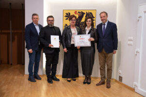 Podpisanie umów w ramach aktywnego sołectwa pomorskiego 2026. na zdjęciu marszałek struk, przewodniczący sejmiku jan kleinszmidt oraz przedstawiciele gmin