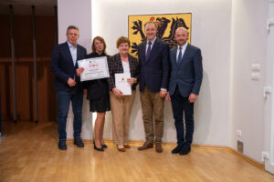 Podpisanie umów w ramach aktywnego sołectwa pomorskiego 2026. na zdjęciu marszałek struk, przewodniczący sejmiku jan kleinszmidt oraz przedstawiciele gmin