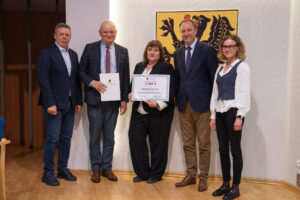 Podpisanie umów w ramach aktywnego sołectwa pomorskiego 2026. na zdjęciu marszałek struk, przewodniczący sejmiku jan kleinszmidt oraz przedstawiciele gmin