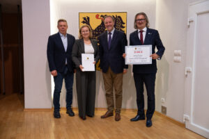 Podpisanie umów w ramach aktywnego sołectwa pomorskiego 2026. na zdjęciu marszałek struk, przewodniczący sejmiku jan kleinszmidt oraz przedstawiciele gmin