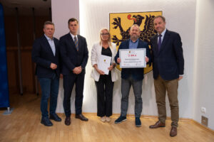 Podpisanie umów w ramach aktywnego sołectwa pomorskiego 2026. na zdjęciu marszałek struk, przewodniczący sejmiku jan kleinszmidt oraz przedstawiciele gmin