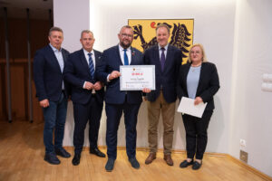 Podpisanie umów w ramach aktywnego sołectwa pomorskiego 2026. na zdjęciu marszałek struk, przewodniczący sejmiku jan kleinszmidt oraz przedstawiciele gmin