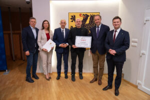 Podpisanie umów w ramach aktywnego sołectwa pomorskiego 2026. na zdjęciu marszałek struk, przewodniczący sejmiku jan kleinszmidt oraz przedstawiciele gmin