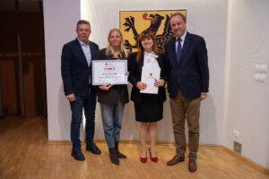 Podpisanie umów w ramach aktywnego sołectwa pomorskiego 2026. na zdjęciu marszałek struk, przewodniczący sejmiku jan kleinszmidt oraz przedstawiciele gmin