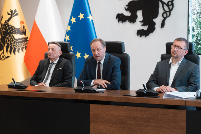 Podpisanie umowy na Studium Korytarzowe oraz Studium techniczno-ekonomiczno-środowiskowe z elementami koncepcji programowej oraz materiałami do decyzji środowiskowej dla zadania pn.: „Budowa obejścia m. Straszyn w ciągu DW nr 222