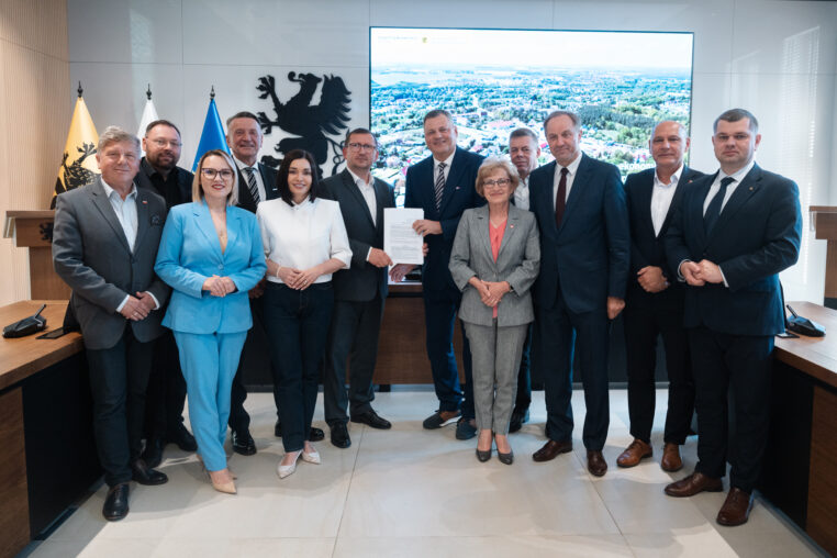 Podpisanie umowy na Studium Korytarzowe oraz Studium techniczno-ekonomiczno-środowiskowe z elementami koncepcji programowej oraz materiałami do decyzji środowiskowej dla zadania pn.: „Budowa obejścia m. Straszyn w ciągu DW nr 222