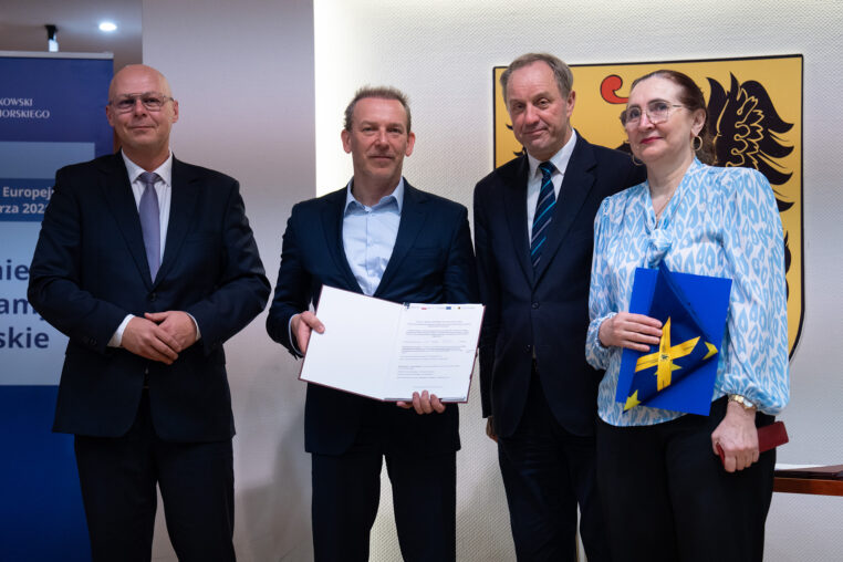 Podpisanie umów na dofinansowanie projektów mobilności. Na zdjęciu marszałkowie mieczysław struk i leszek bonna oraz przedstawiciele gmin i powiatów
