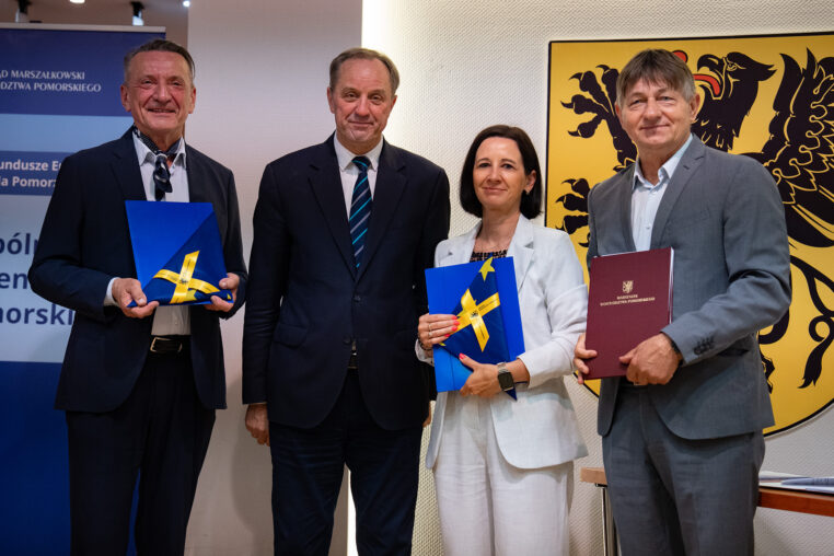 Podpisanie umów na dofinansowanie projektów mobilności. Na zdjęciu marszałkowie mieczysław struk i leszek bonna oraz przedstawiciele gmin i powiatów