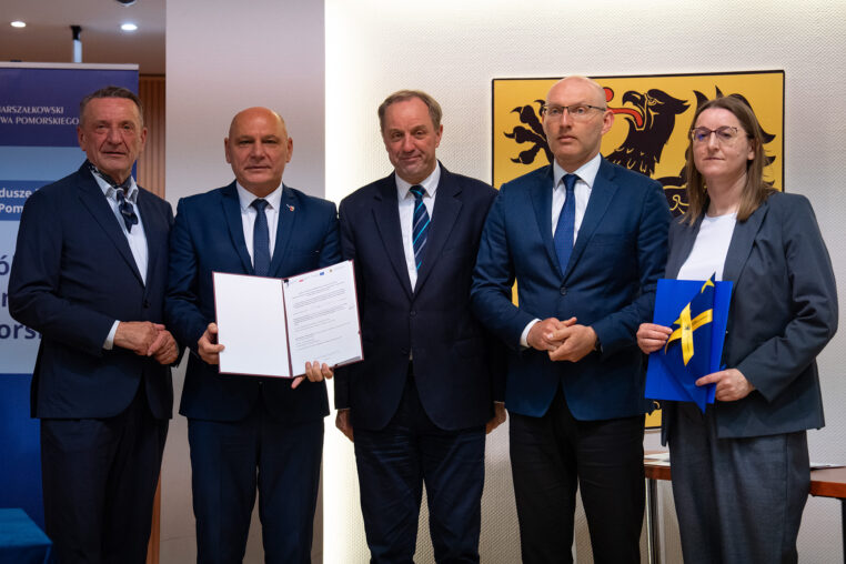Podpisanie umów na dofinansowanie projektów mobilności. Na zdjęciu marszałkowie mieczysław struk i leszek bonna oraz przedstawiciele gmin i powiatów