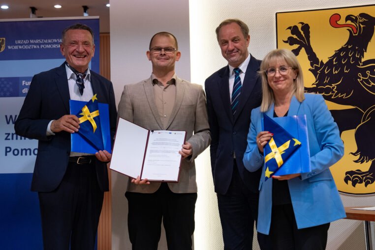 Podpisanie umów na dofinansowanie projektów mobilności. Na zdjęciu marszałkowie mieczysław struk i leszek bonna oraz przedstawiciele gmin i powiatów