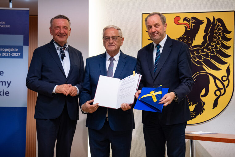 Podpisanie umów na dofinansowanie projektów mobilności. Na zdjęciu marszałkowie mieczysław struk i leszek bonna oraz przedstawiciele gmin i powiatów