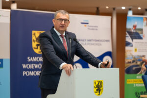 Konferencja "czyste powietrze - wyzwania i rozwiązania". na zdjęciu tadeusz styn, zastępca dyrektora departamentu środowiska i rolnictwa umwp