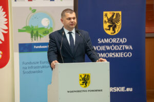 Konferencja "czyste powietrze - wyzwania i rozwiązania". na zdjęciu adam gawrylik, członek zarządu województwa pomorskiego
