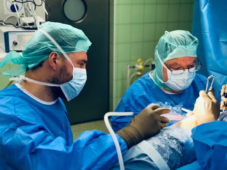 Leczenie„szyte na miarę” – innowacyjny zabieg w Kościerzynie. Wszczepili protezę z drukarki 3 D