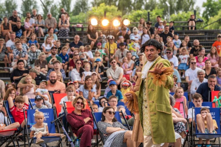 Ten teatr gra również latem. Sprawdź wakacyjny repertuar i dodatkowe atrakcje w Wybrzeżu