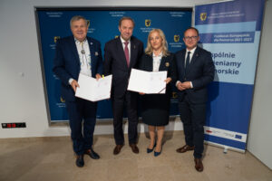 Podpisanie porozumień dotyczących rewitalizacji. na zdjęciu marszałkowie mieczysław struk oraz marcin skwierawski i przedstawiciele gmin
