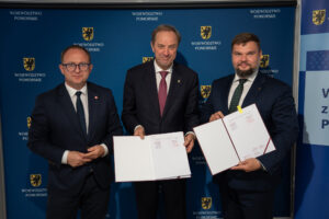 Podpisanie porozumień dotyczących rewitalizacji. na zdjęciu marszałkowie mieczysław struk oraz marcin skwierawski i przedstawiciele gmin