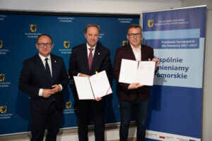 Podpisanie porozumień dotyczących rewitalizacji. na zdjęciu marszałkowie mieczysław struk oraz marcin skwierawski i przedstawiciele gmin
