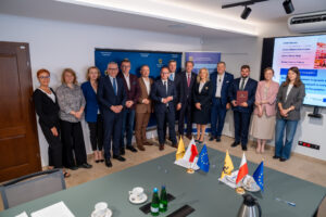 Podpisanie porozumień dotyczących rewitalizacji. na zdjęciu marszałkowie mieczysław struk oraz marcin skwierawski i przedstawiciele gmin