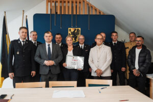 podpisanie umów w ramach programu pomorskie OSP. na zdjęciu członek zarządu województwa pomorskiego Adam Gawrylik oraz przedstawiciele gmin.