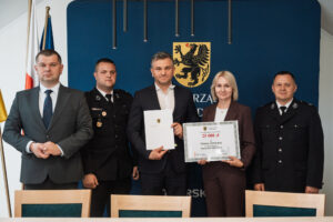 podpisanie umów w ramach programu pomorskie OSP. na zdjęciu członek zarządu województwa pomorskiego Adam Gawrylik oraz przedstawiciele gmin.