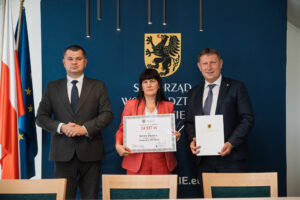 podpisanie umów w ramach programu pomorskie OSP. na zdjęciu członek zarządu województwa pomorskiego Adam Gawrylik oraz przedstawiciele gmin.