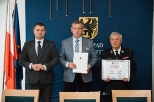 podpisanie umów w ramach programu pomorskie OSP. na zdjęciu członek zarządu województwa pomorskiego Adam Gawrylik oraz przedstawiciele gmin.