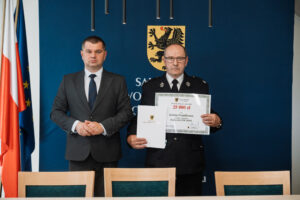podpisanie umów w ramach programu pomorskie OSP. na zdjęciu członek zarządu województwa pomorskiego Adam Gawrylik oraz przedstawiciele gmin.