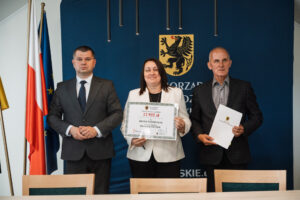 podpisanie umów w ramach programu pomorskie OSP. na zdjęciu członek zarządu województwa pomorskiego Adam Gawrylik oraz przedstawiciele gmin.