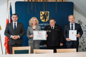podpisanie umów w ramach programu pomorskie OSP. na zdjęciu członek zarządu województwa pomorskiego Adam Gawrylik oraz przedstawiciele gmin.