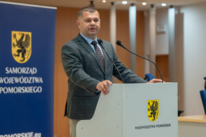 konferencja wieńcząca projekt pn.: „Zakup wieloczłonowych pojazdów kolejowych o napędzie elektrycznym do obsługi wojewódzkich przewozów pasażerskich” współfinansowany ze środków Funduszy Europejskich dla Pomorza 2021-2027