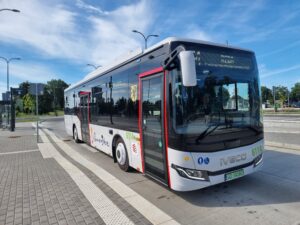 na zdjęciu zeroemisyjny autobus iveco, do obsługi liniii regionalnych kupiony przez samorząd województwa pomorskiego.