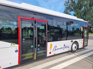 na zdjęciu zeroemisyjny autobus iveco, do obsługi liniii regionalnych kupiony przez samorząd województwa pomorskiego.